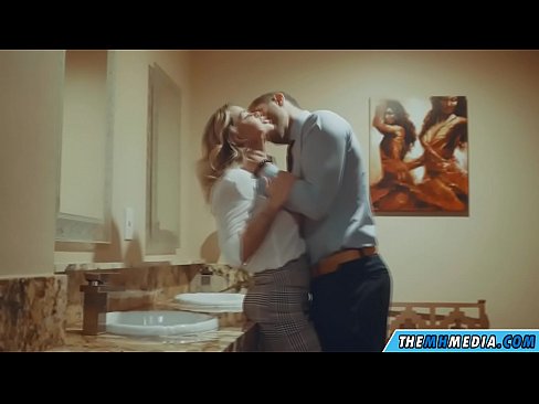 ❤️ Kiam belplena blondulo delogas vin en publika necesejo ❤️❌ Hejmfarita porno ĉe eo.playcrot69.top ☑